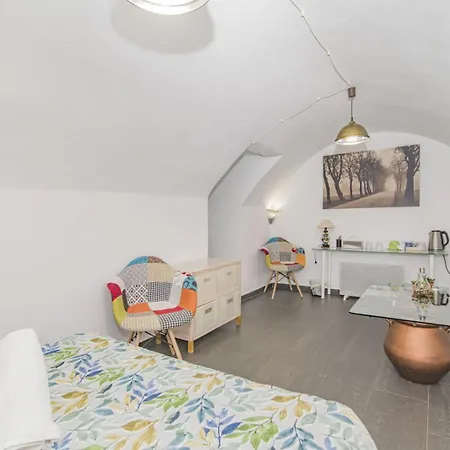 La Cueva De H Y M Homestay